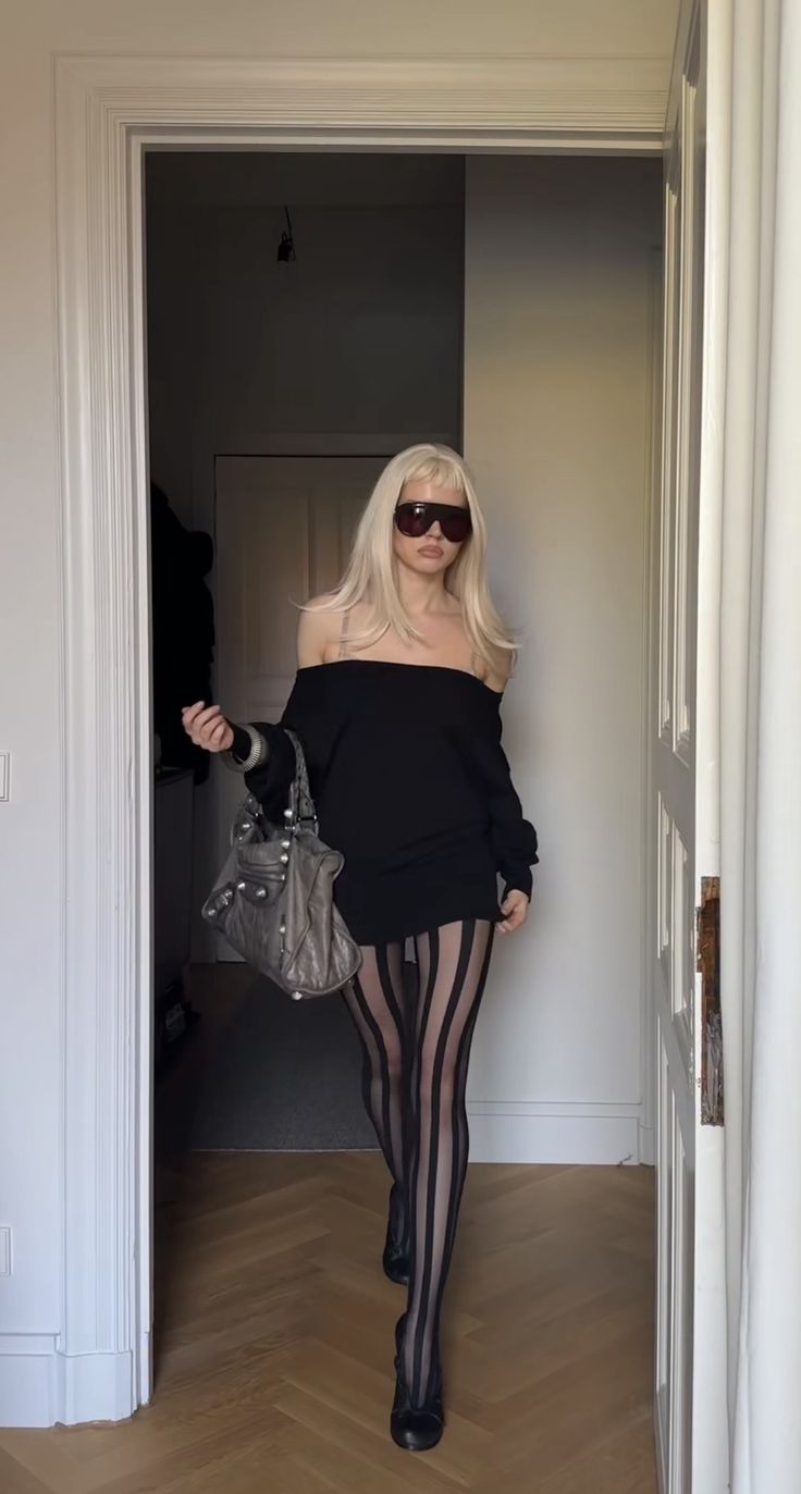 20 Black Tights Styling Tricks That Create a Longer, Sleeker Silhouette - 13. Let Tiny Motifs Show Through a Black-and-White Outfit 1