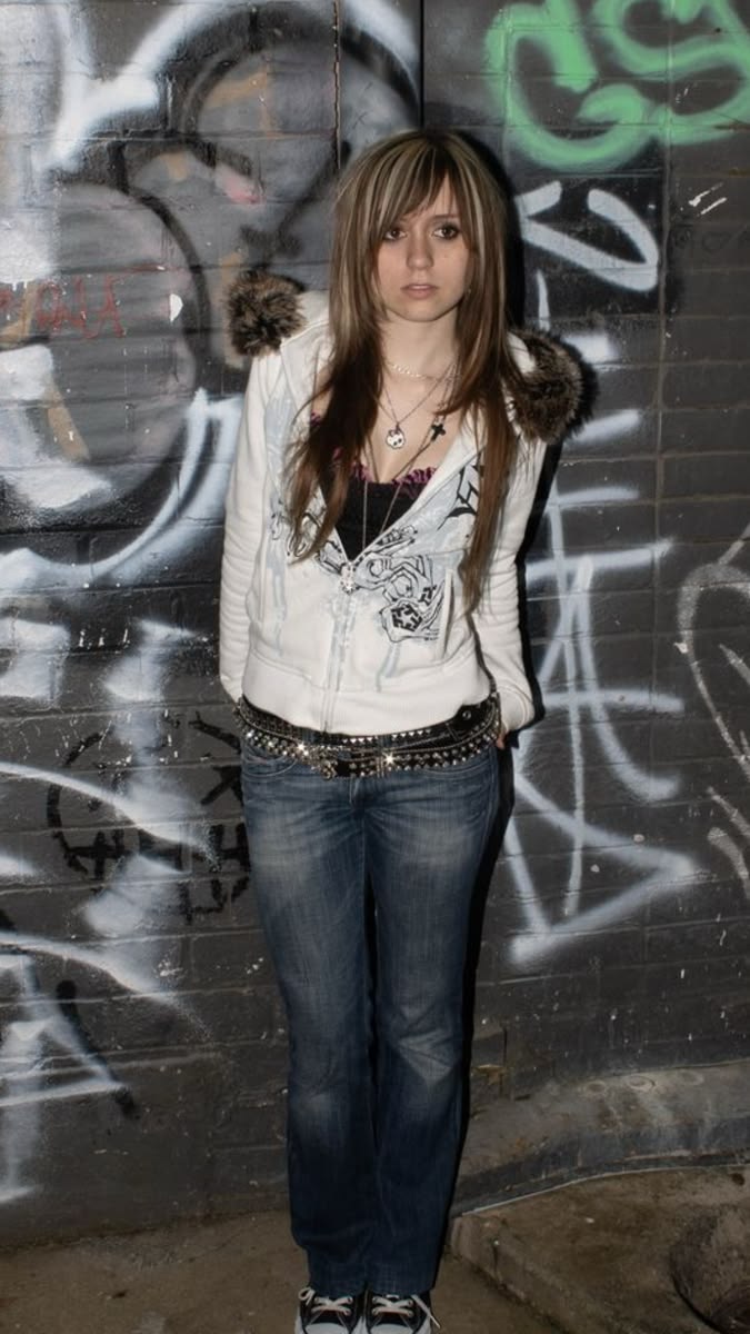 20 Indie Sleaze Outfits That Make Messy Look Magnificent - 12. White Hoodie, Blue Jeans, and Graffiti Walls 1