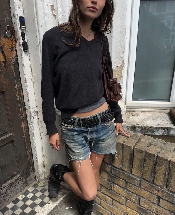 20 Indie Sleaze Outfits That Make Messy Look Magnificent - 15. Ripped Jeans and the Oversized Black Top 1