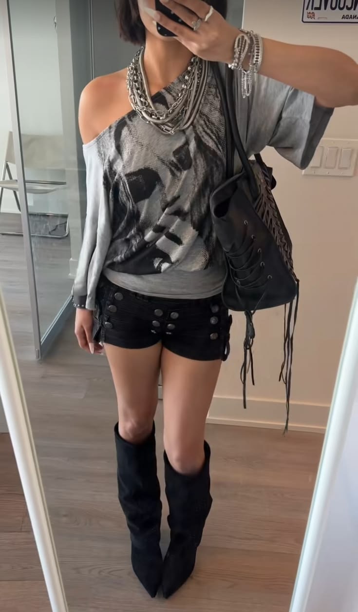 20 Indie Sleaze Outfits That Make Messy Look Magnificent - 16. Charcoal Graphic Tee and Frayed Denim Shorts 1