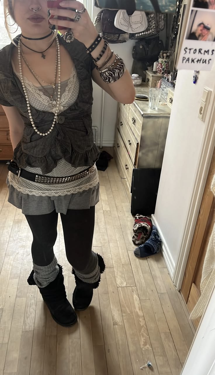 20 Indie Sleaze Outfits That Make Messy Look Magnificent - 17. Lace, Pearls, and Tiny Layers 1