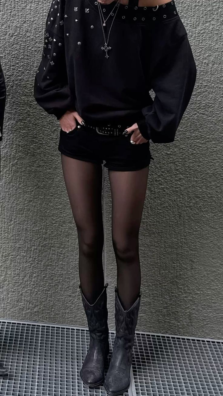 20 Indie Sleaze Outfits That Make Messy Look Magnificent - 7. Black Blouse, Shorts, and Western Boots 1