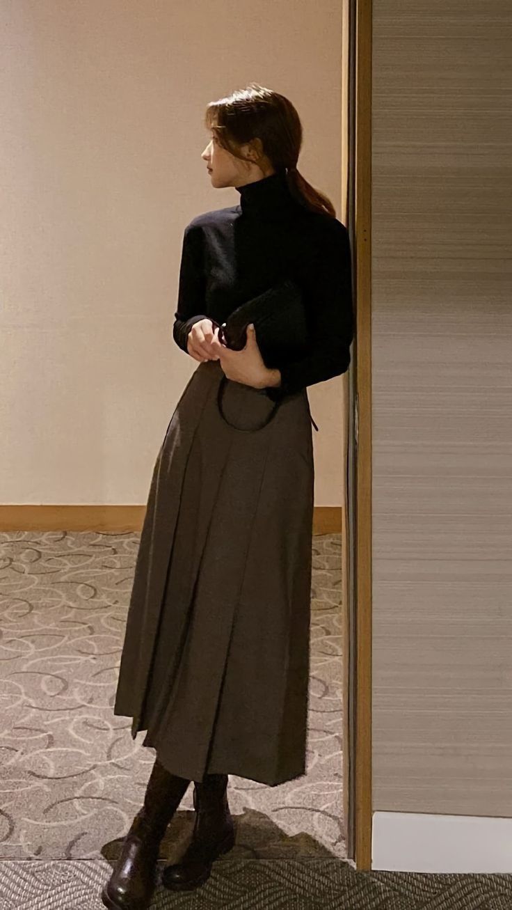 20 Maxi Skirt Outfits That Make Winter Style Feel Effortlessly Feminine (You’ll Want to Copy #7!) - 13. Minimal Black and Olive Gray 1