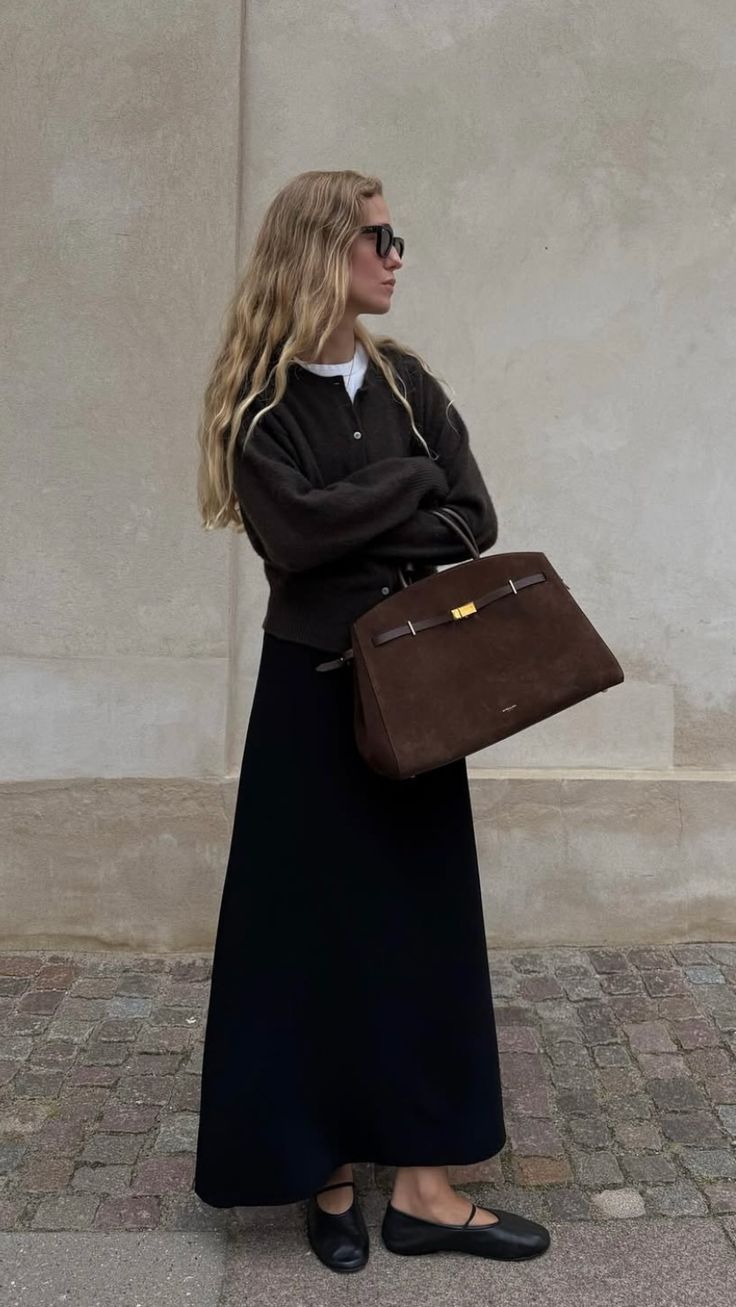 20 Maxi Skirt Outfits That Make Winter Style Feel Effortlessly Feminine (You’ll Want to Copy #7!) - 15. Black Maxi Skirt With a White Collar 1
