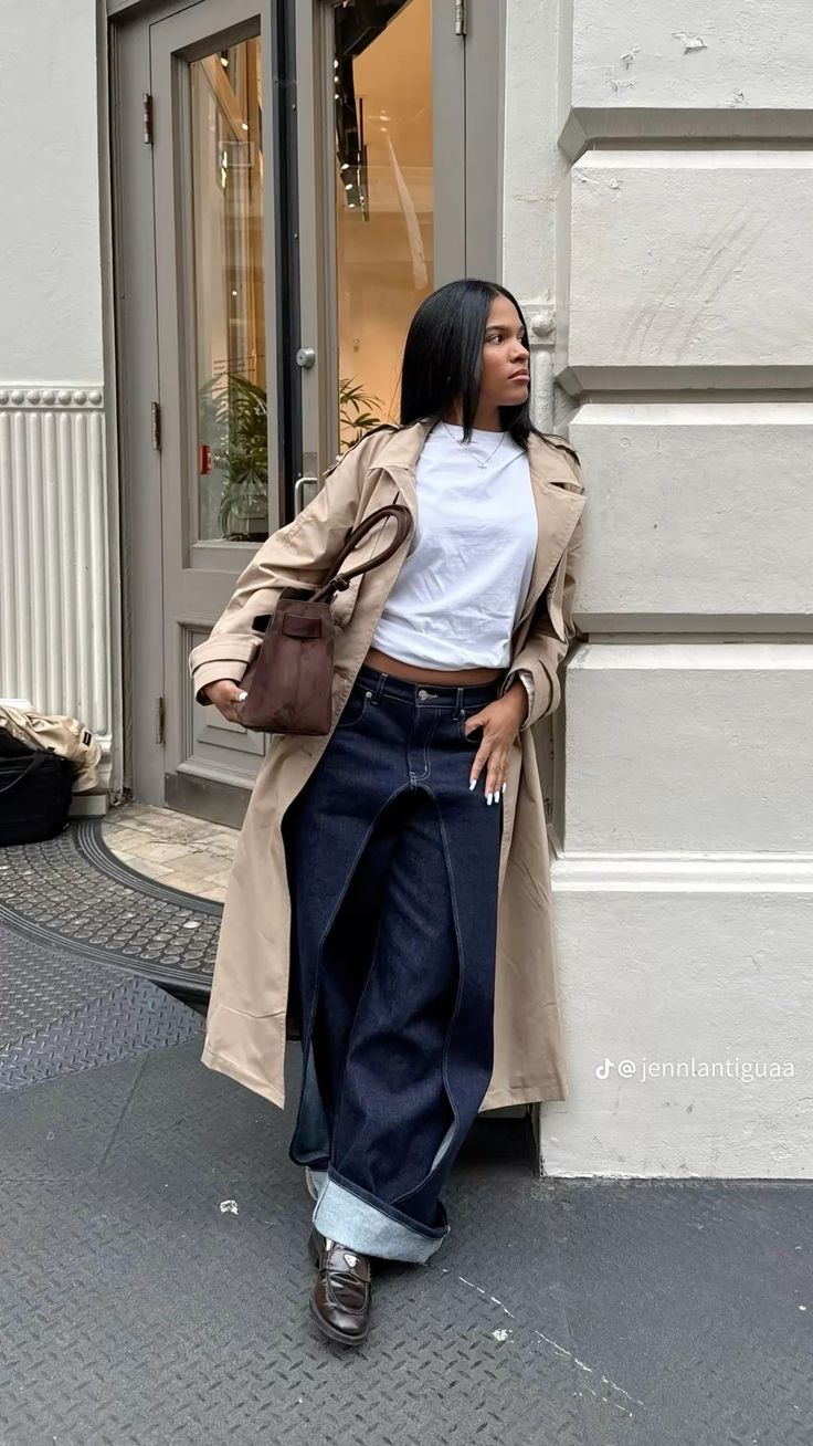 20 Trench Coat Outfits That Make Transitional Dressing Look Effortlessly Chic - 16. Oversized Denim With a Cropped Trench 1