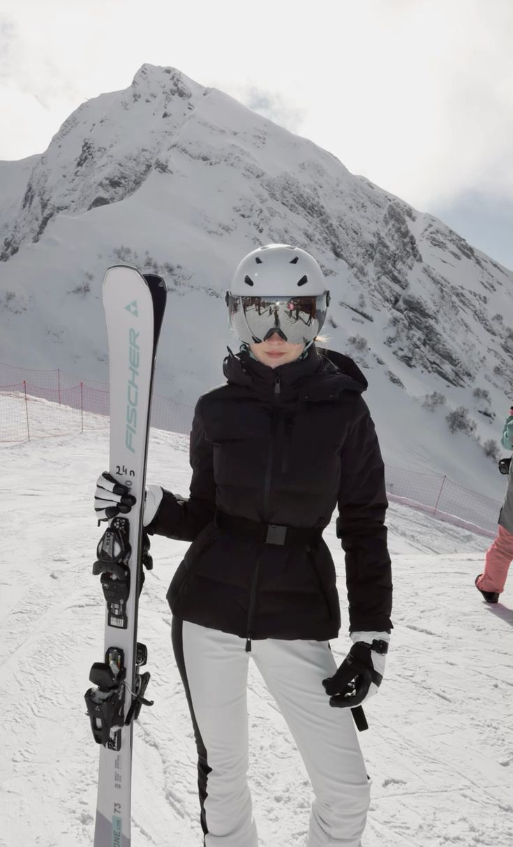 Ski Trip Outfits: 20 Après-Ski Looks - 13. Black and White Performance Contrast 1