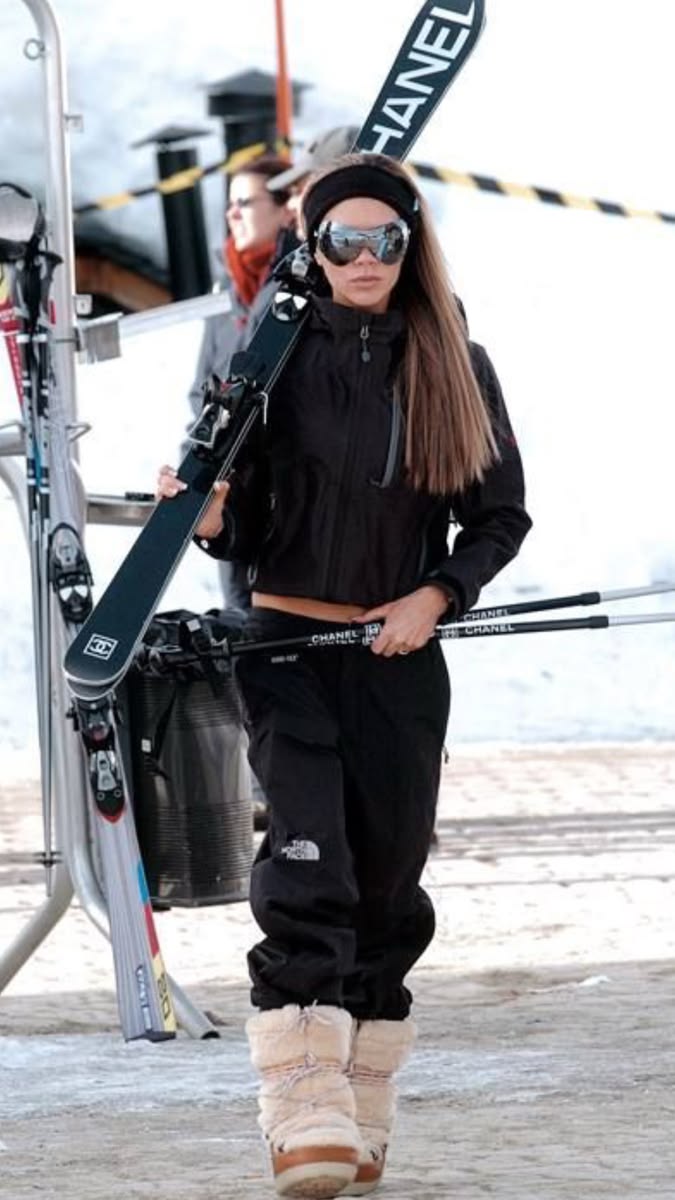 Ski Trip Outfits: 20 Après-Ski Looks - 17. Black Ski Set with Statement Goggles 1