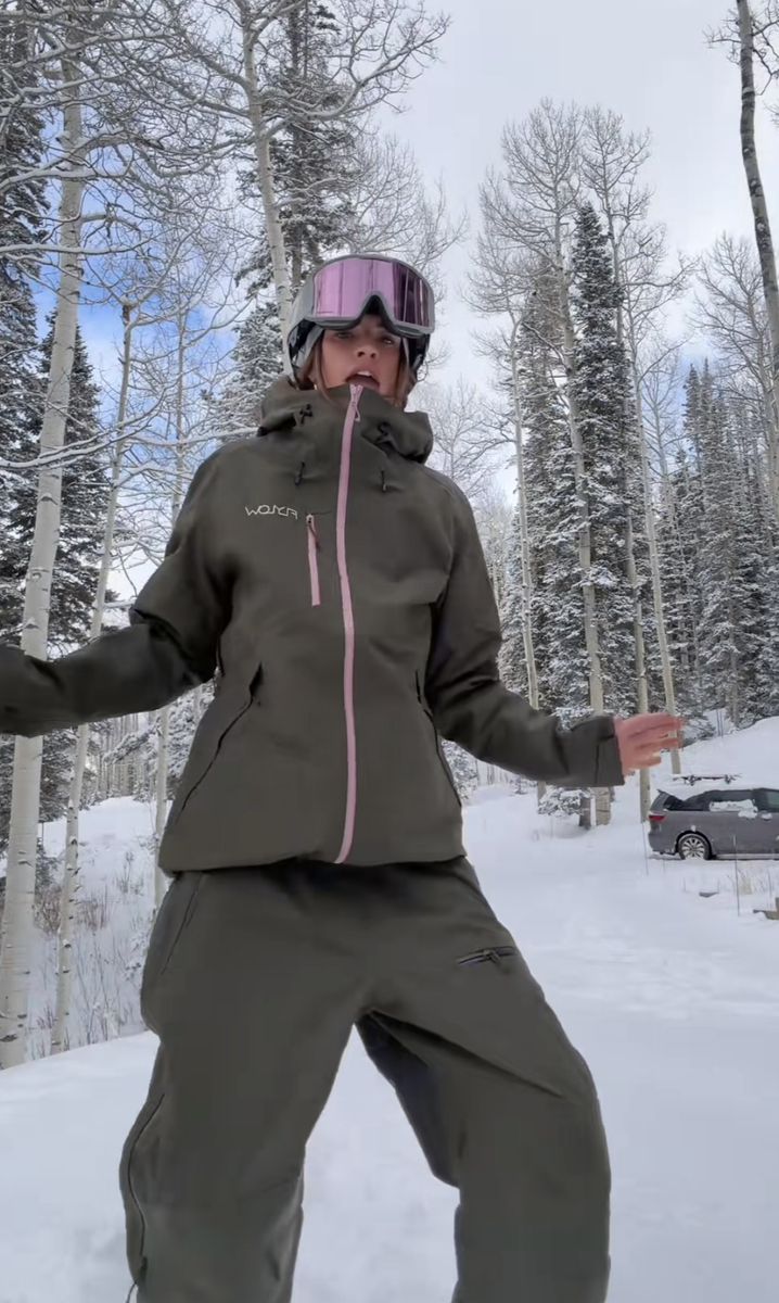 Ski Trip Outfits: 20 Après-Ski Looks - 19. Olive Utility on the Slopes 1