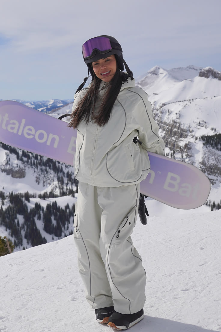 Ski Trip Outfits: 20 Après-Ski Looks - 9. White-on-White Snowboard Set 1